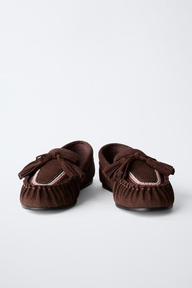 MOCASSINS EN CUIR À POMPONS - Grenat de Zara - Image 2