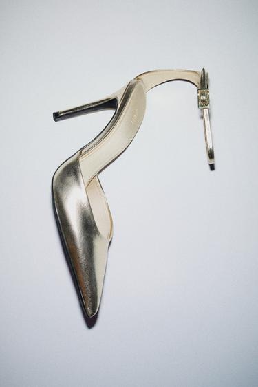 حذاء بكعب ومظهر معدني - ذهبي by Zara