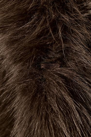 ABRIGO CORTO EFECTO PELO - Marrón de Zara