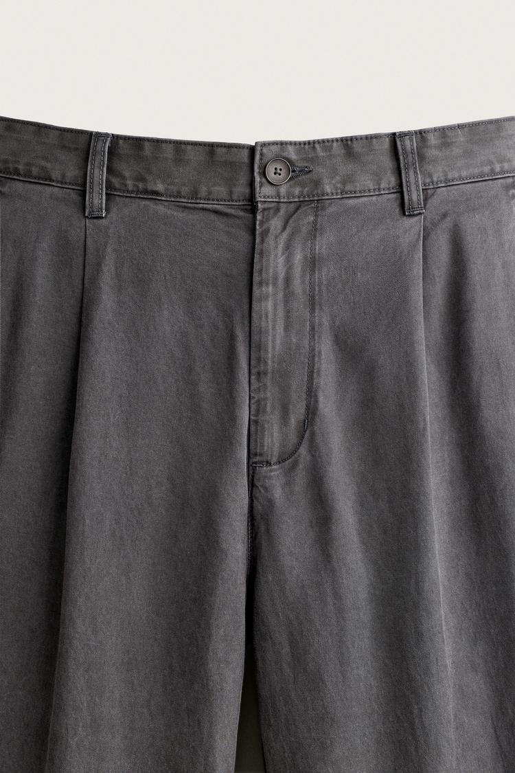 PANTALÓN CHINO CON PLIEGUES RELAXED FIT 7