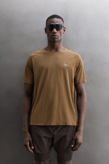 TEXTURED TECHNICAL T-SHIRT — Dark brown 2