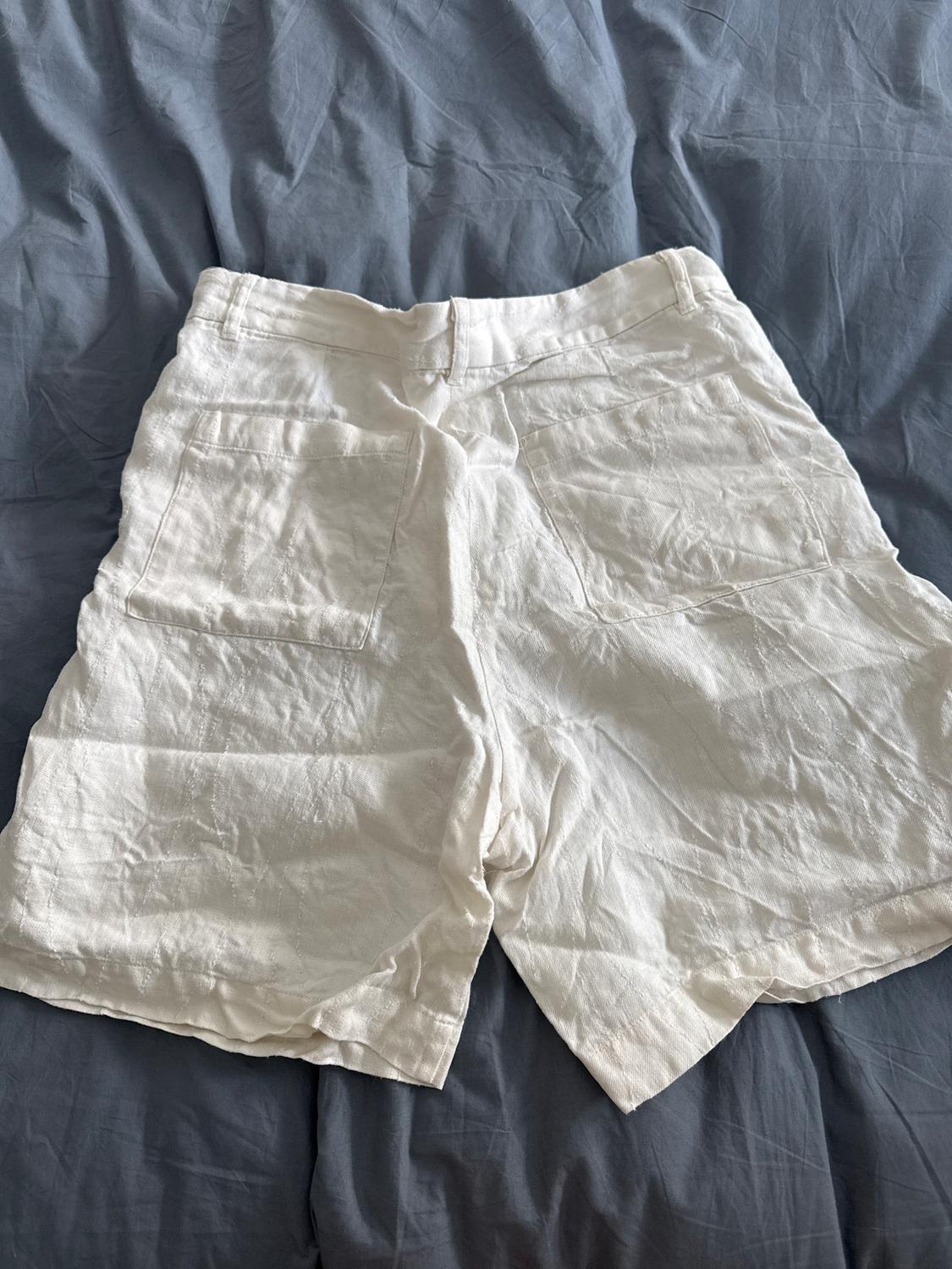 100% LINEN IRREGULAR TEXTURED BERMUDA SHORTS - Image 2