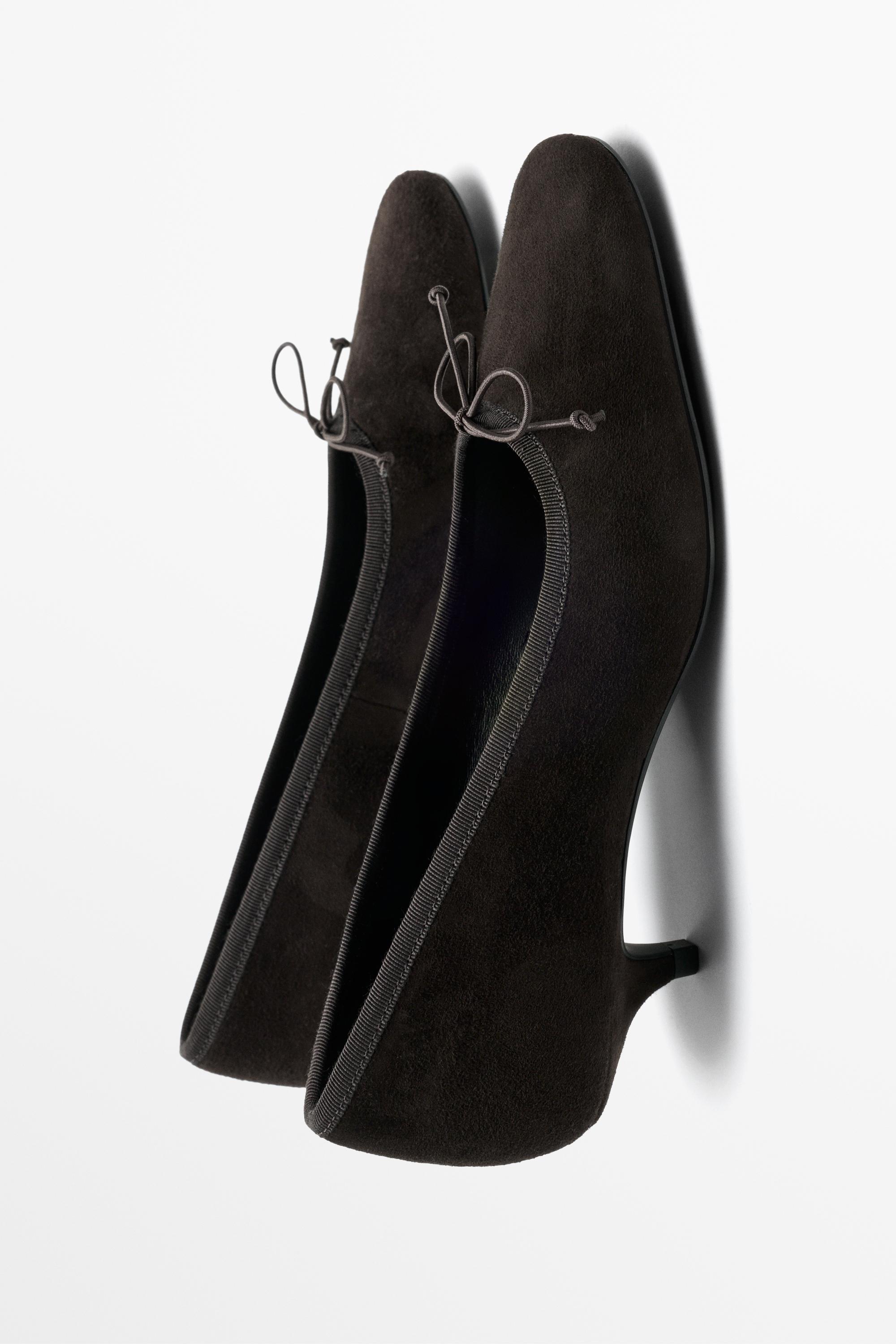 Ballerine à talon en cuir