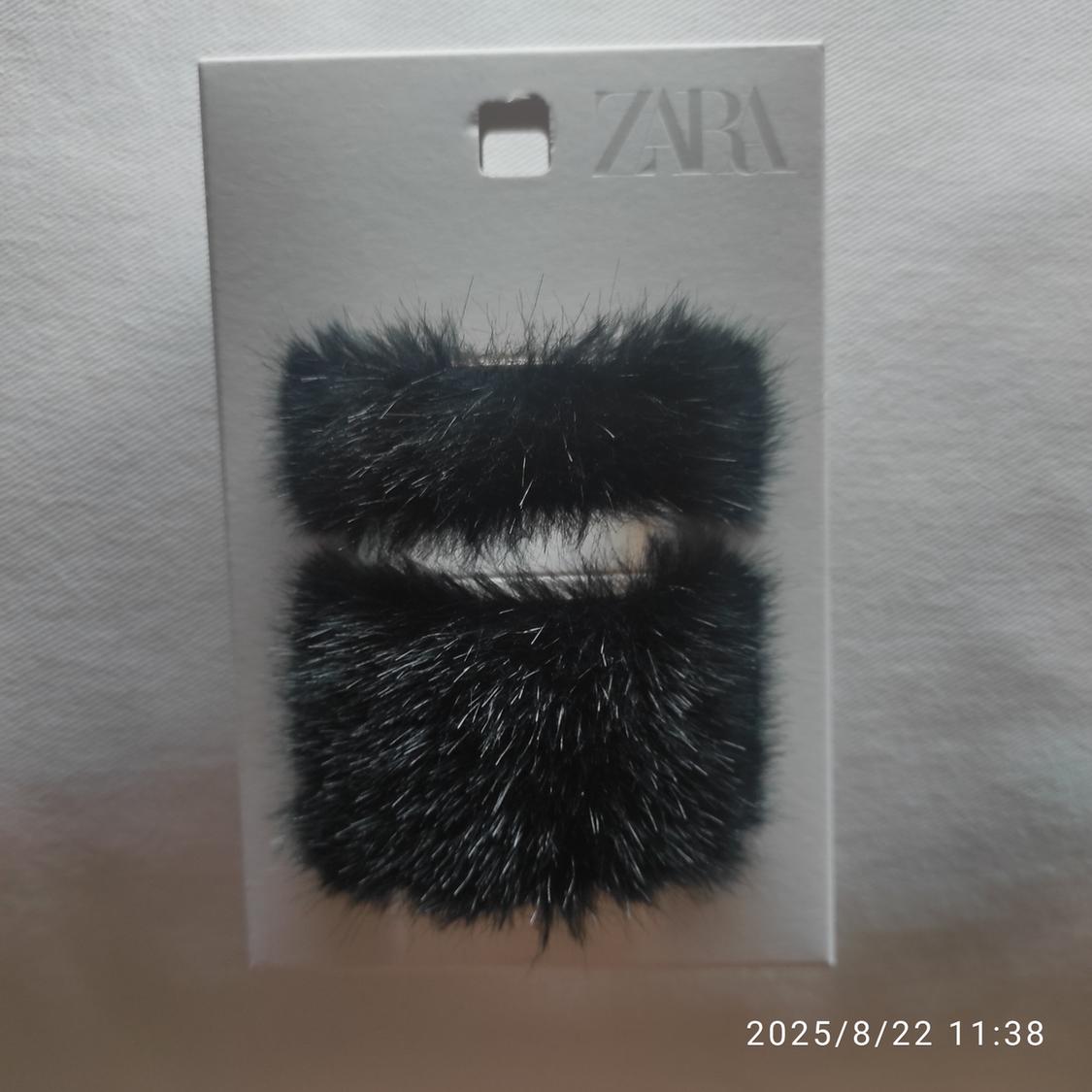 Two black hair scrunchies on a white background with the ZARA logo at the top. Date in the bottom corner: 2025/8/22 11:38.