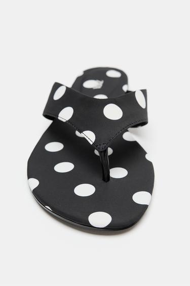 SANDALES PLATES À IMPRIMÉ POIS - Noir de Zara - Image 4
