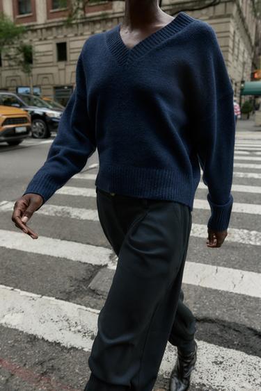 سترة محاكة ناعمة بفتحة صدر على شكل V - بحري الخاص بـ Zara