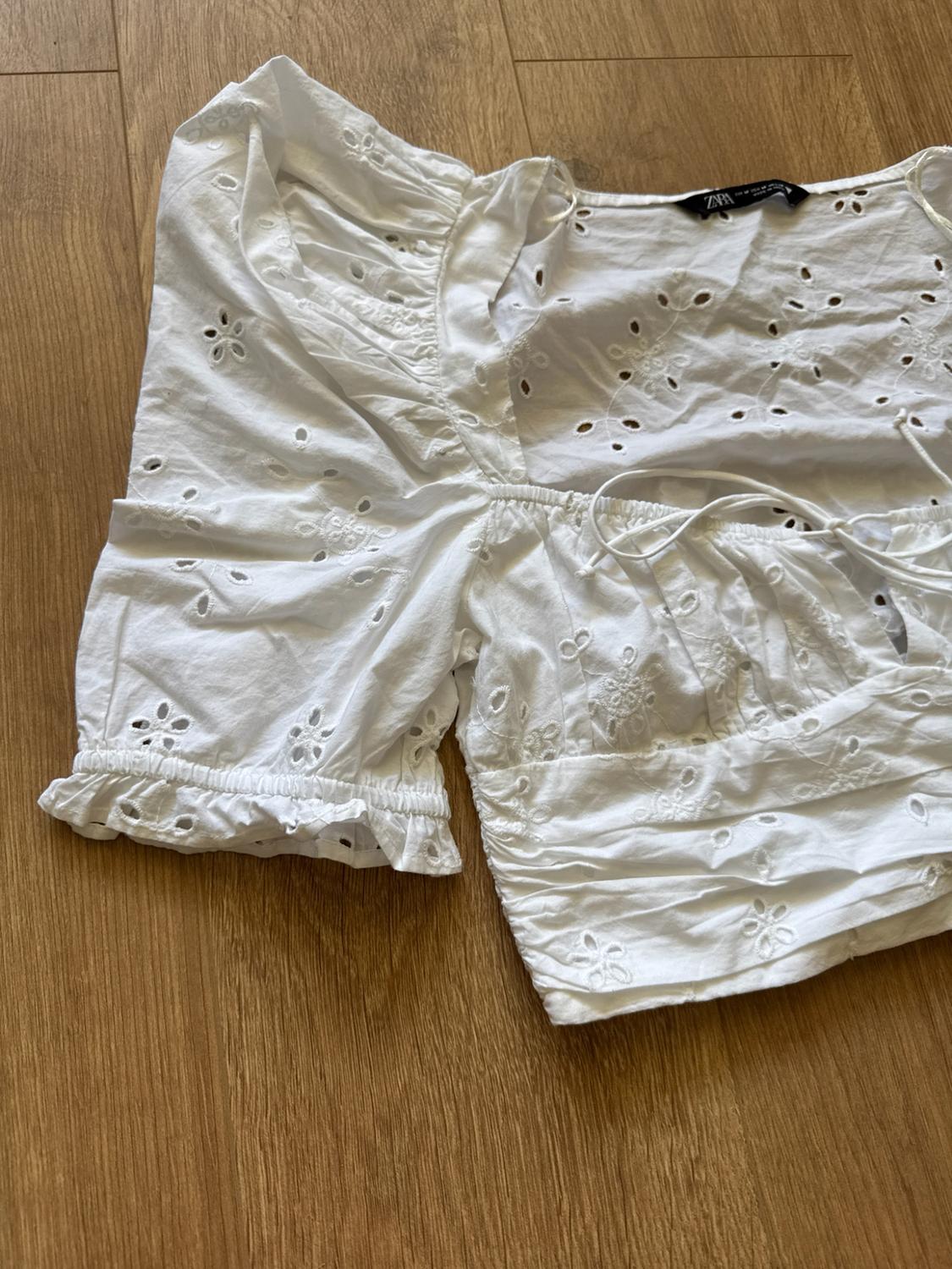 CROP TOP WITH CUTWORK EMBROIDERY - Image 3