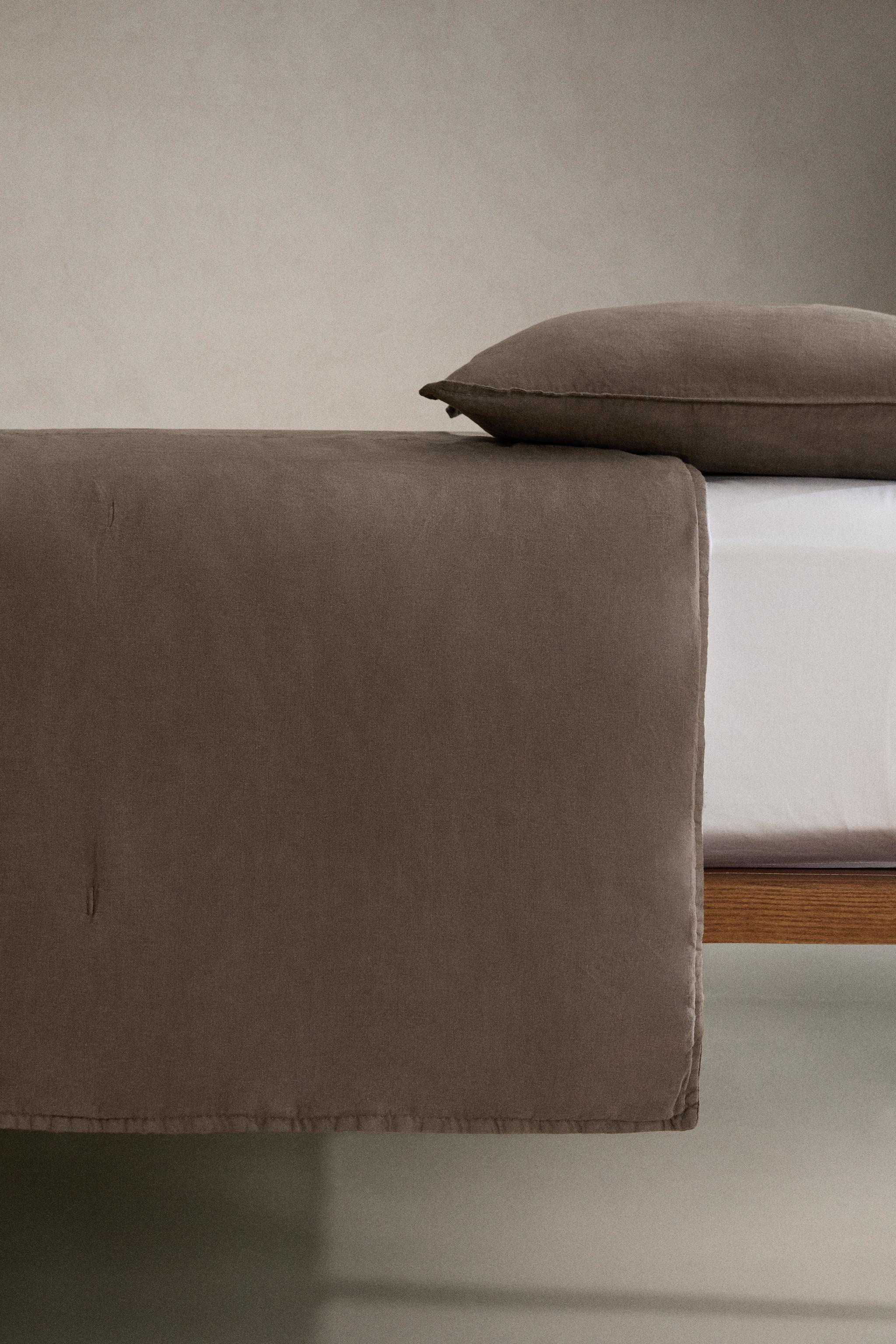 FADED-EFFECT LINEN QUILT