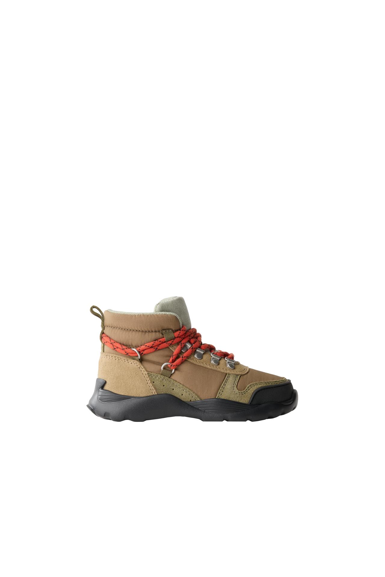 TREKKING BOOTS