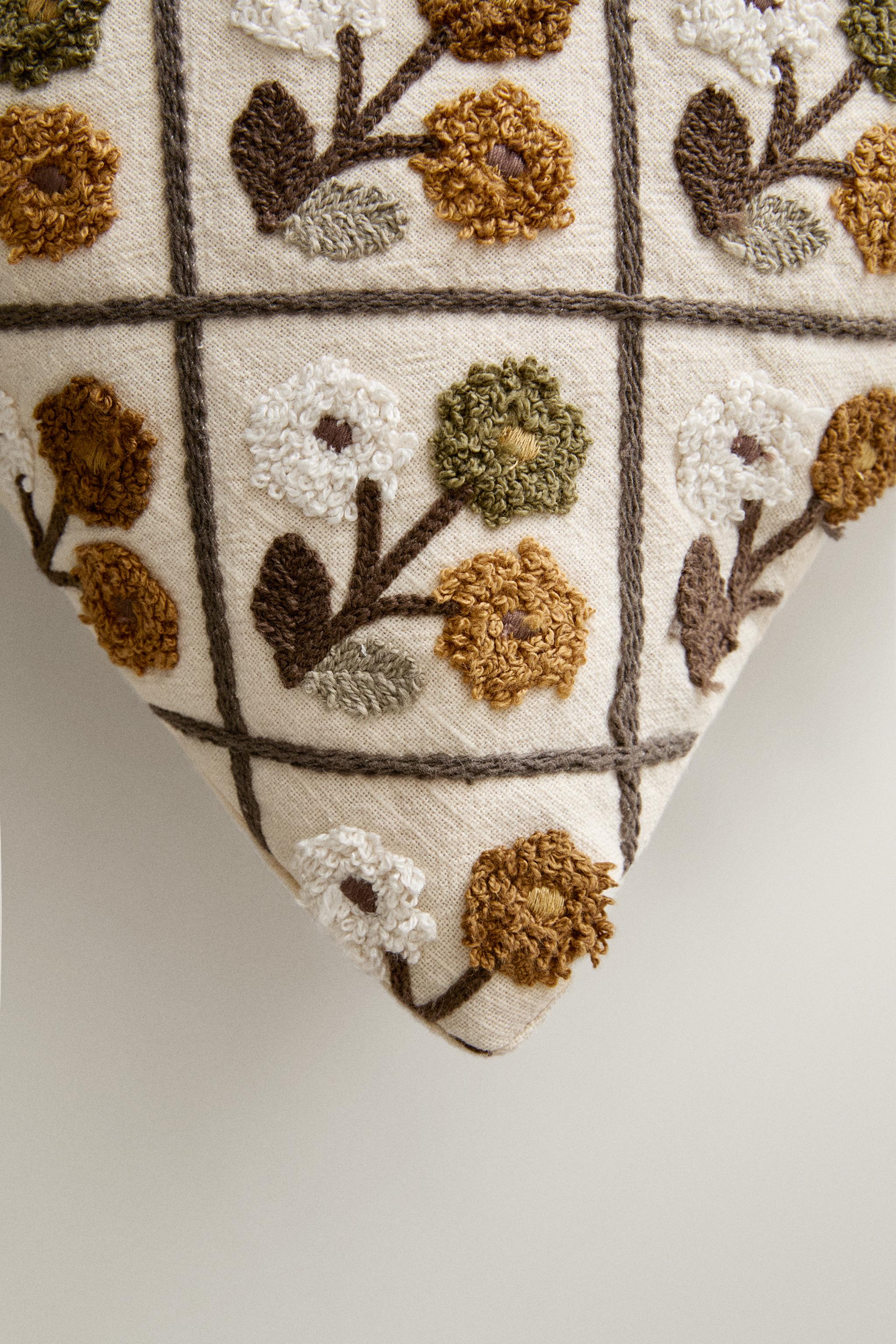 TUFTED THROW PILLOW COVER — Light beige