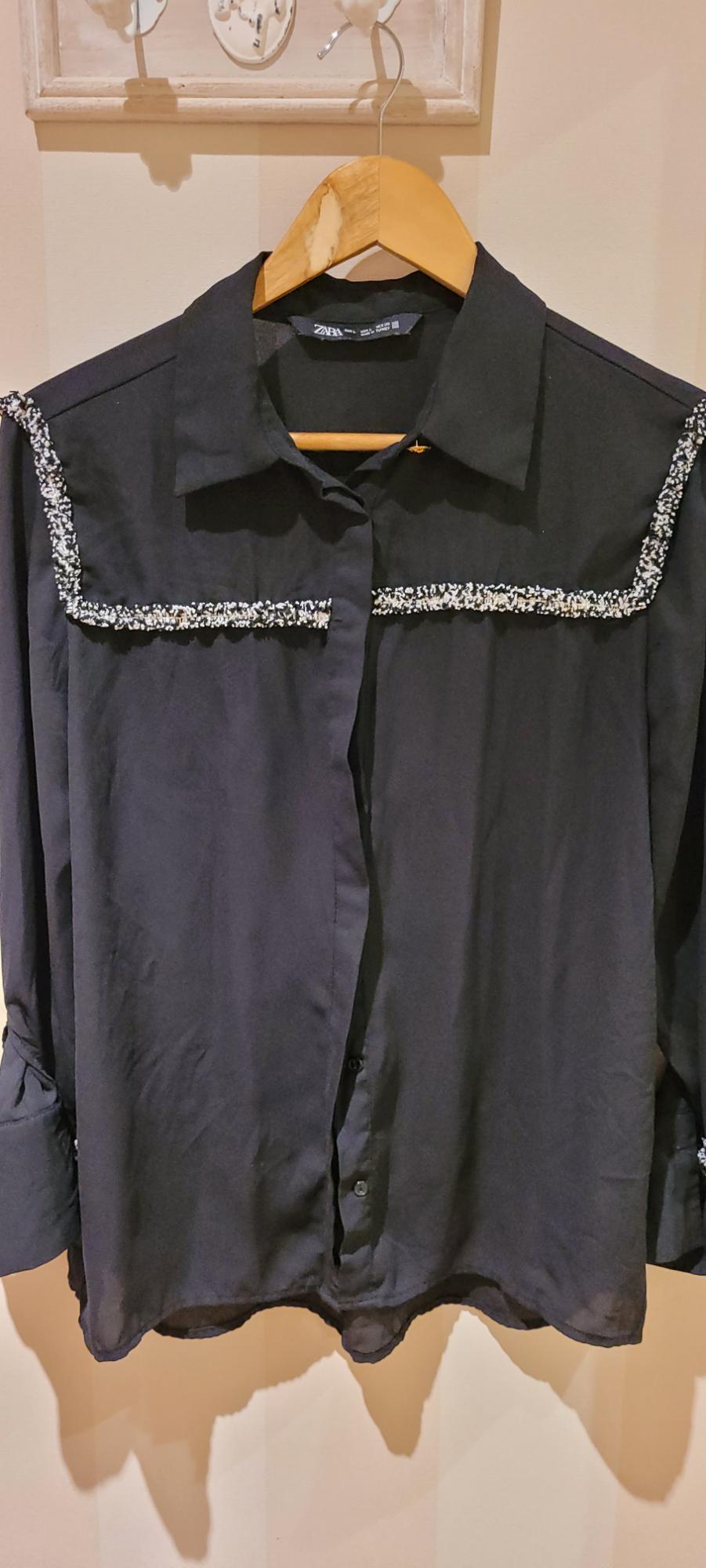 CAMISA NEGRA CON RIBETE EN CRUDO - Image 2