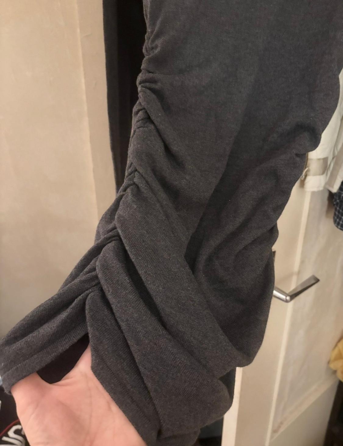 ROBE GRISE COURTE AVEC CAPUCHE - Image 2