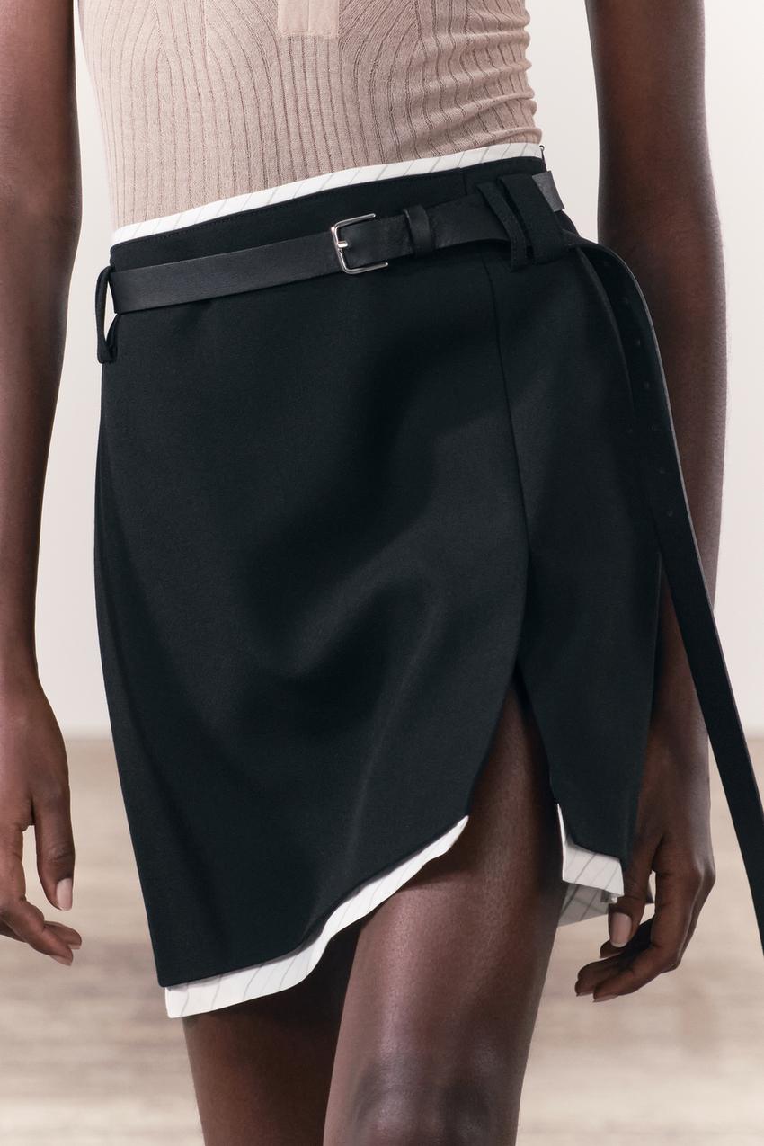 La falda midi satinada negra con flecos de Zara
