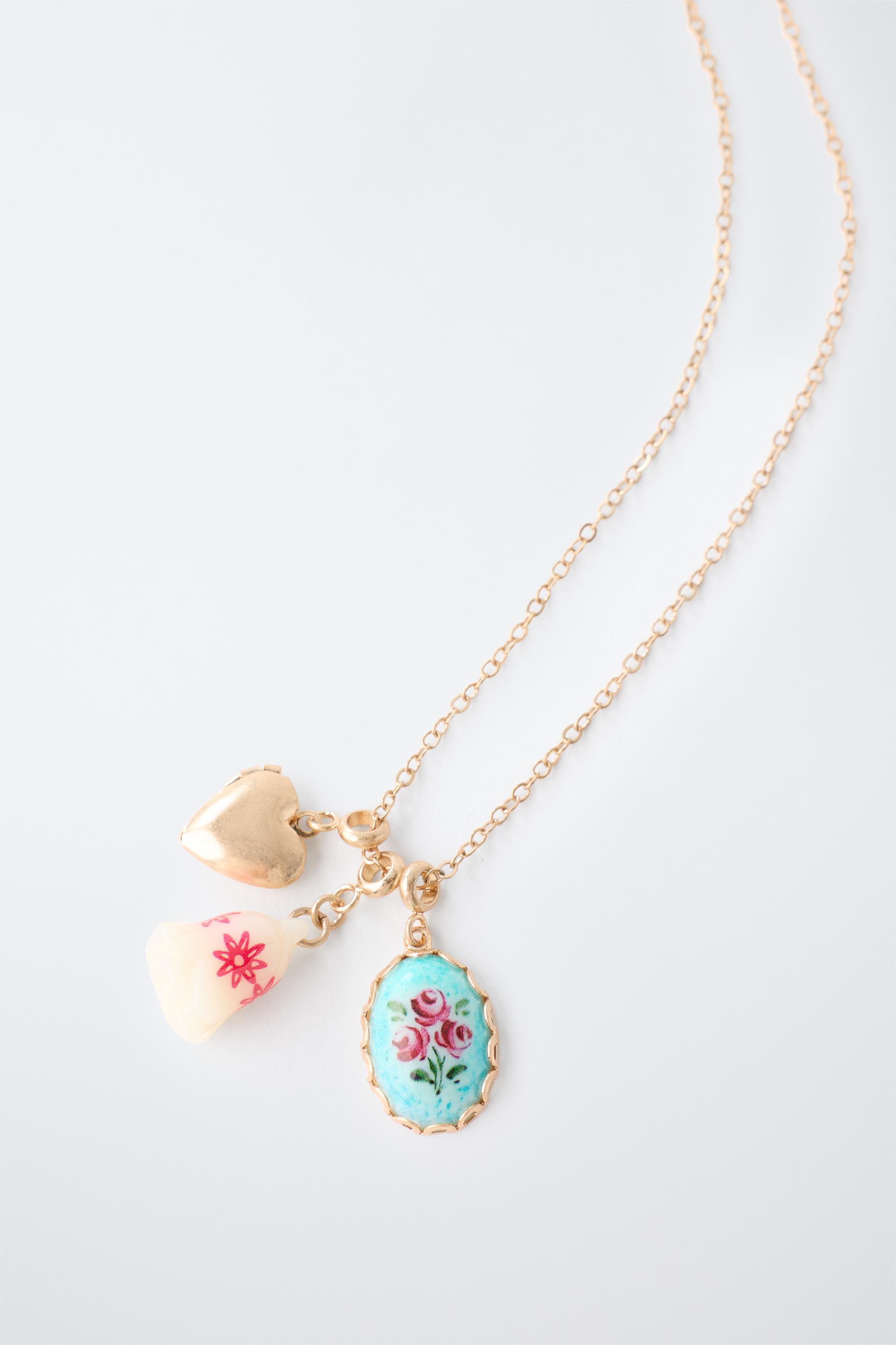 CHARM PENDANT NECKLACE