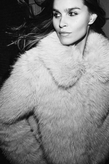 معطف قصير بسحاب ومظهر فرو - رمادي by Zara