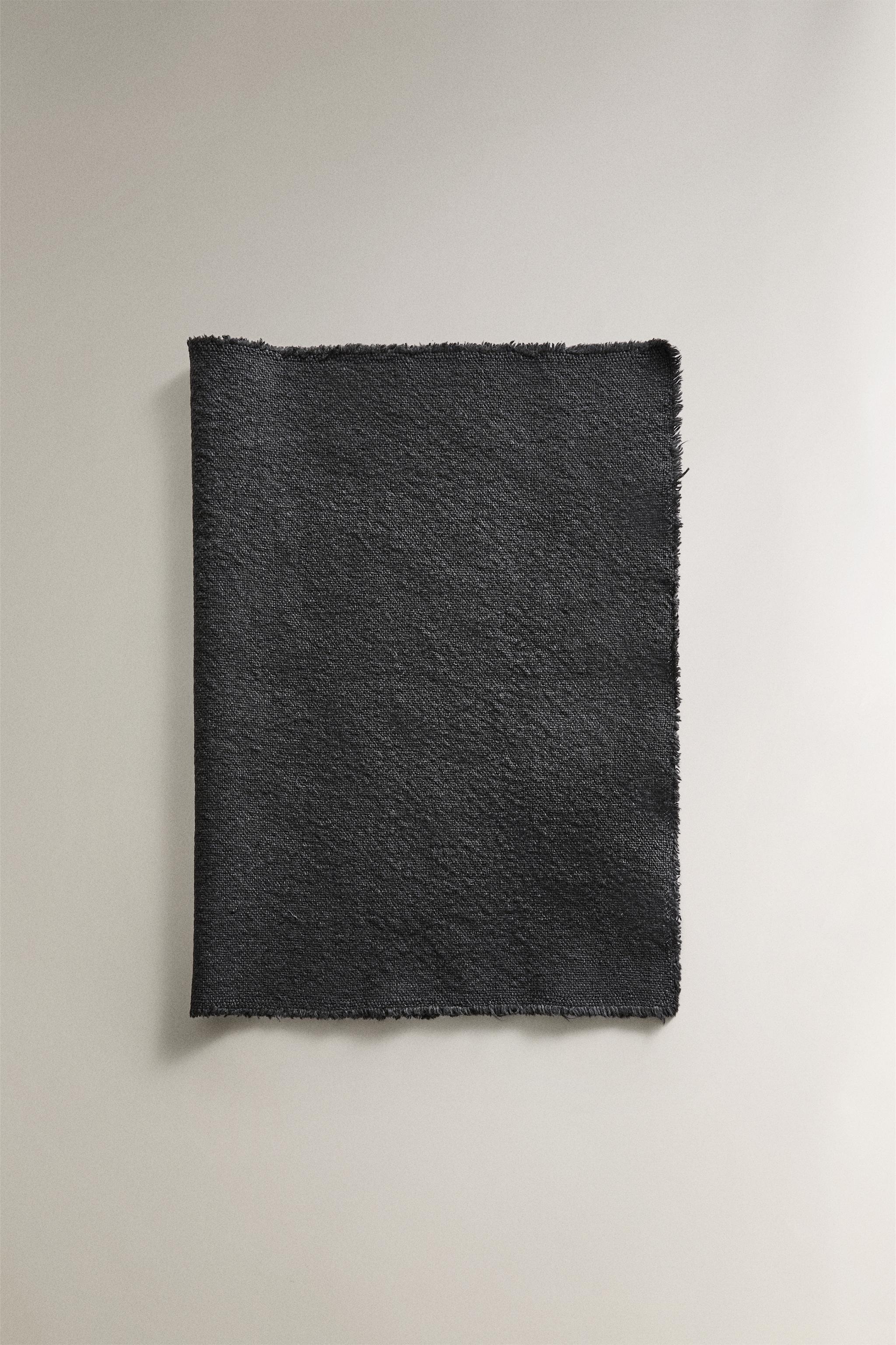 LINEN PLACEMAT WITH FRAYED EDGE