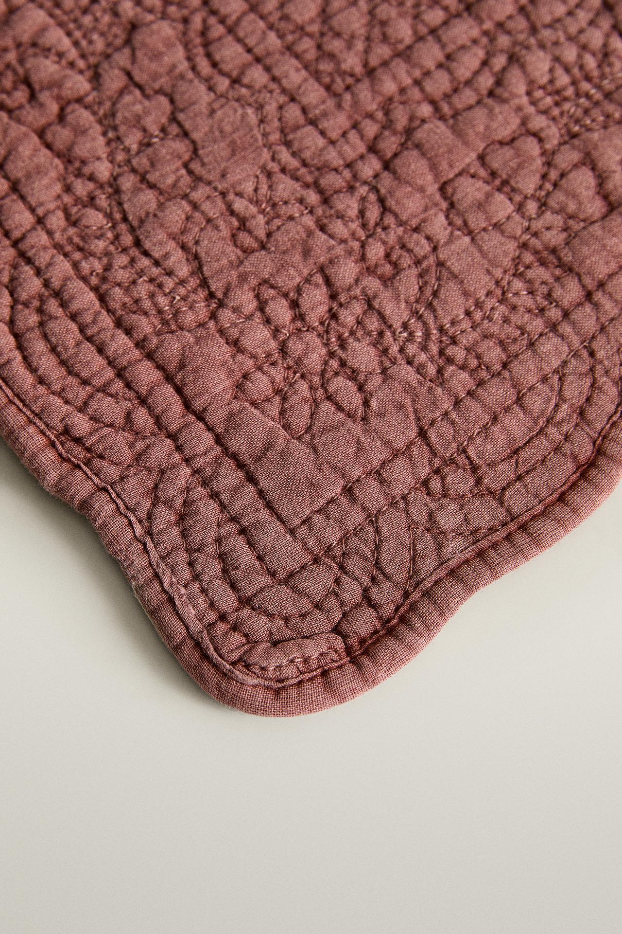 FLORAL QUILTED PLACEMAT — Brown