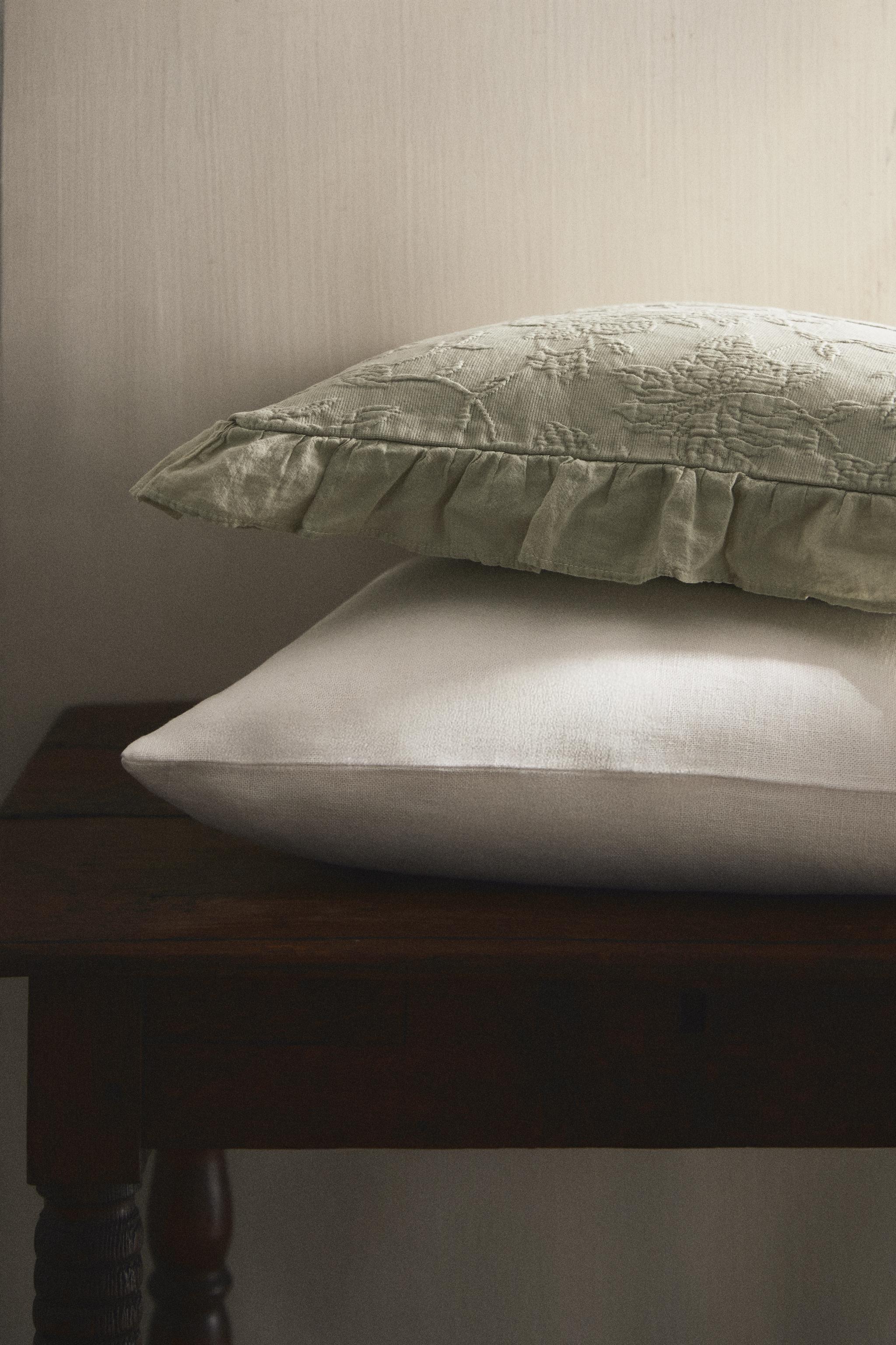 HOUSSE DE COUSSIN JACQUARD VOLANT