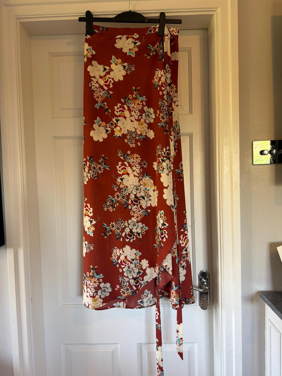 GORGEOUS WRAP AROUND BROWN FLORAL SKIRT - Image 4