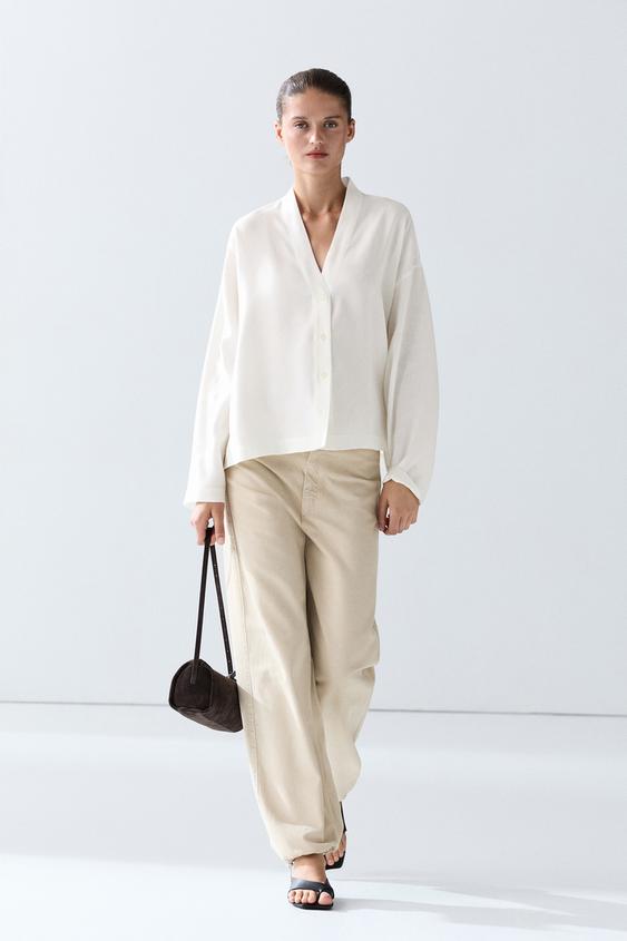 Camisa fluido cuello pico con lino - Blanco de Zara - Imagen 0
