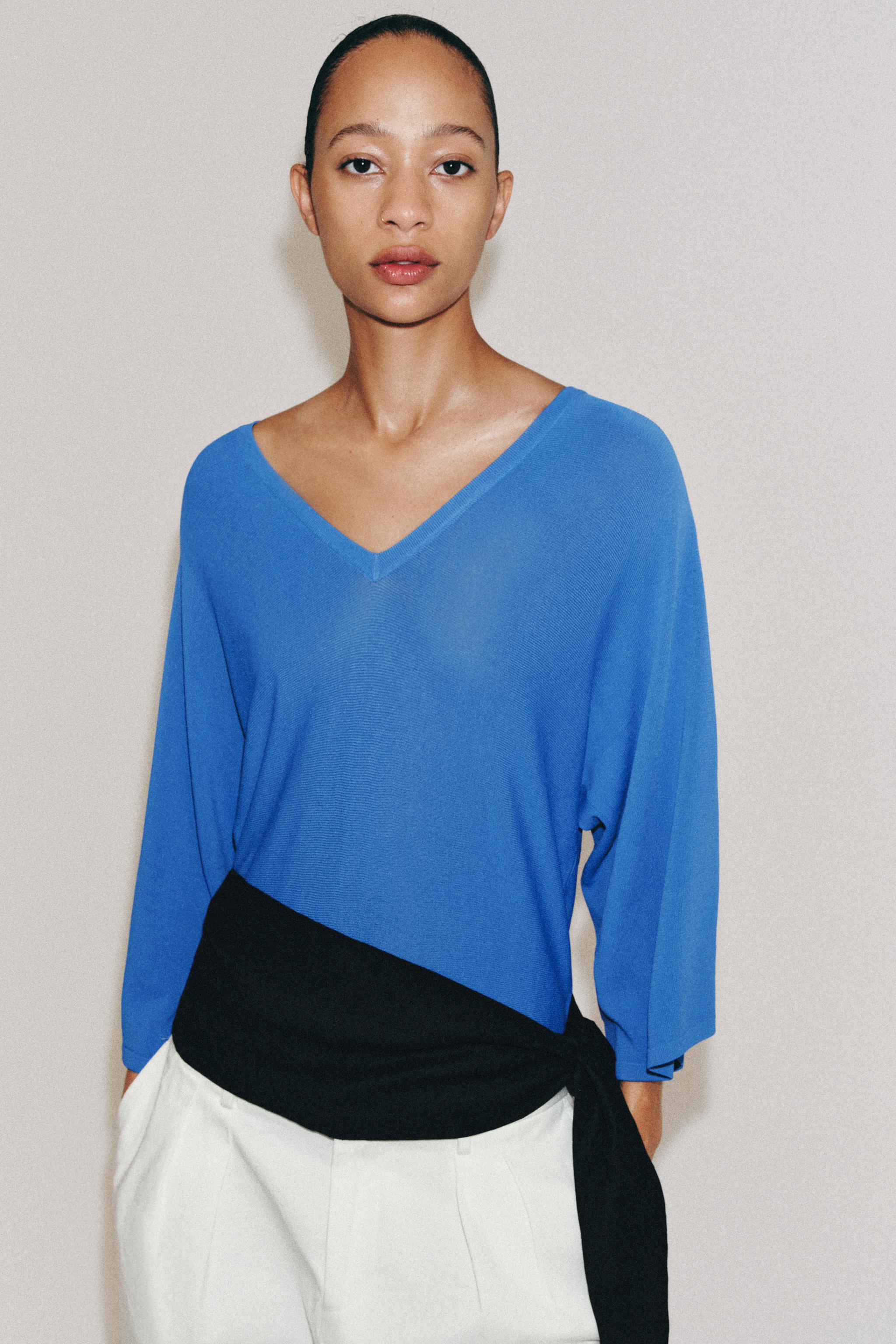 FLOWY V-NECK KNIT TOP — Bluish