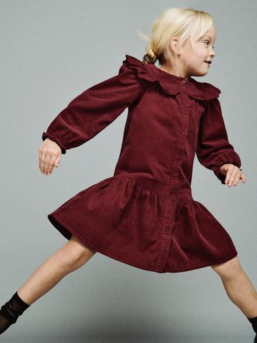 ПЛАТЬЕ ИЗ МИКРОВЕЛЬВЕТА С ВОЛАНАМИ И ВЫШИВКОЙ ШИФФЛИ — БОРДОВЫЙ от Zara