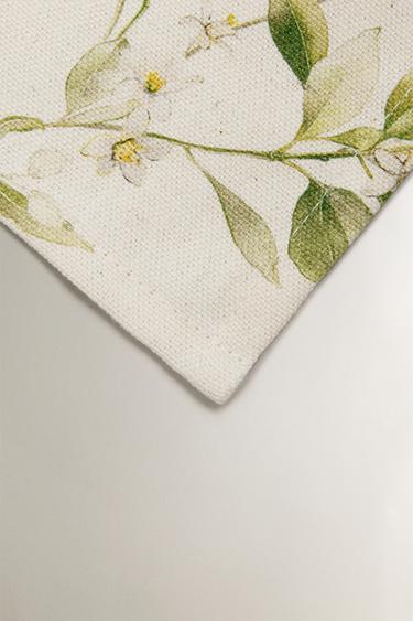 LOT DE 2 SERVIETTES DE TABLE IMPRIMÉ BRANCHES ET FLEURS - Verts de Zara - Image 2