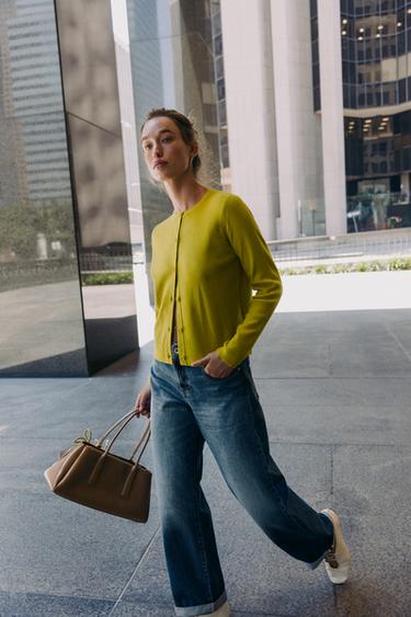 جاكيت بيزك محاك بأزرار - فستقي فاتح الخاص بـ Zara