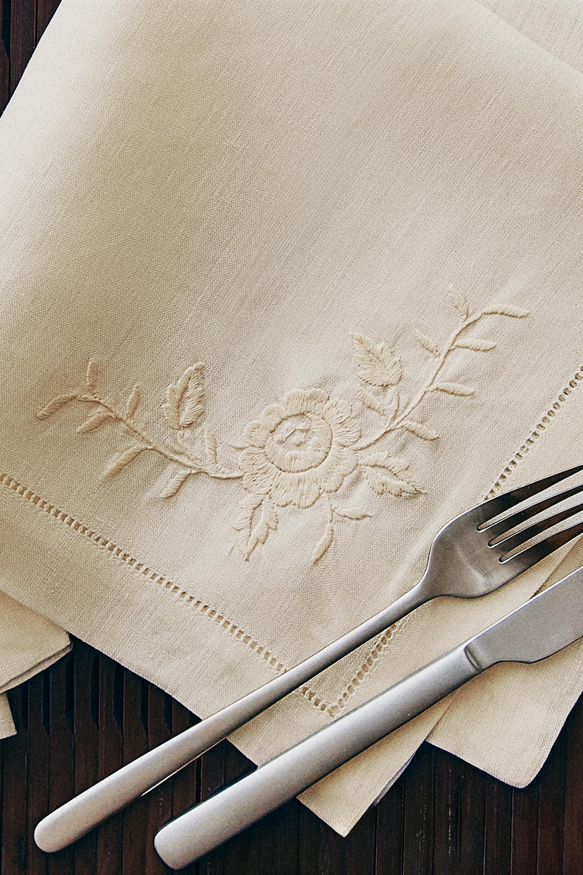 SET OF LINEN NAPKINS WITH FLORAL EMBROIDERY AND HEMSTITCHING