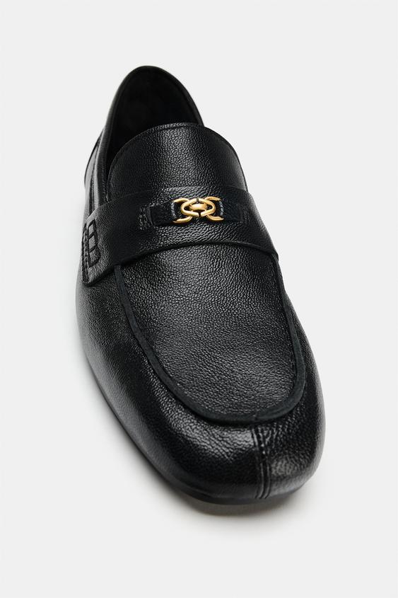 MOCASSINS EN CUIR AVEC DÉCOR MÉTALLIQUE - Noir de Zara - Image 4