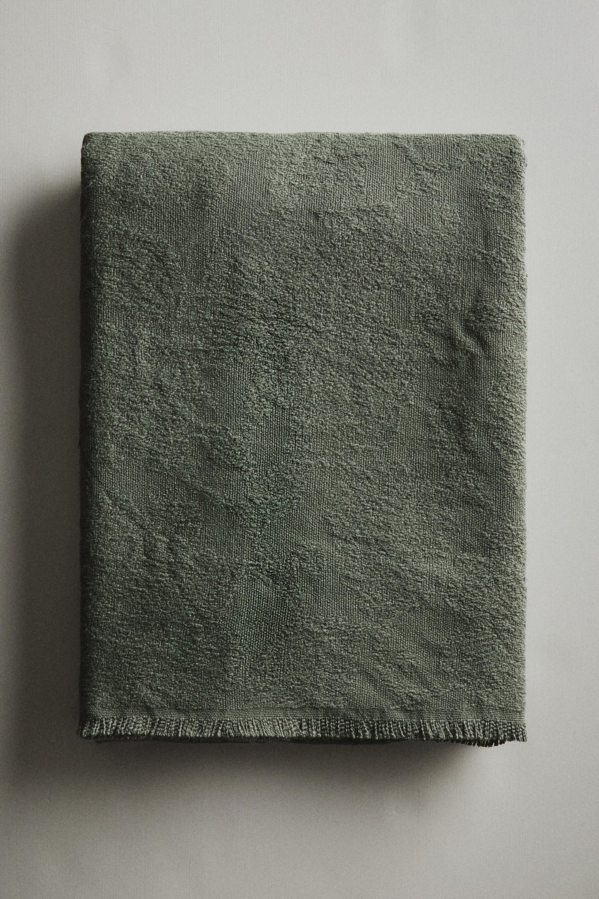 FLORAL JACQUARD BLANKET
