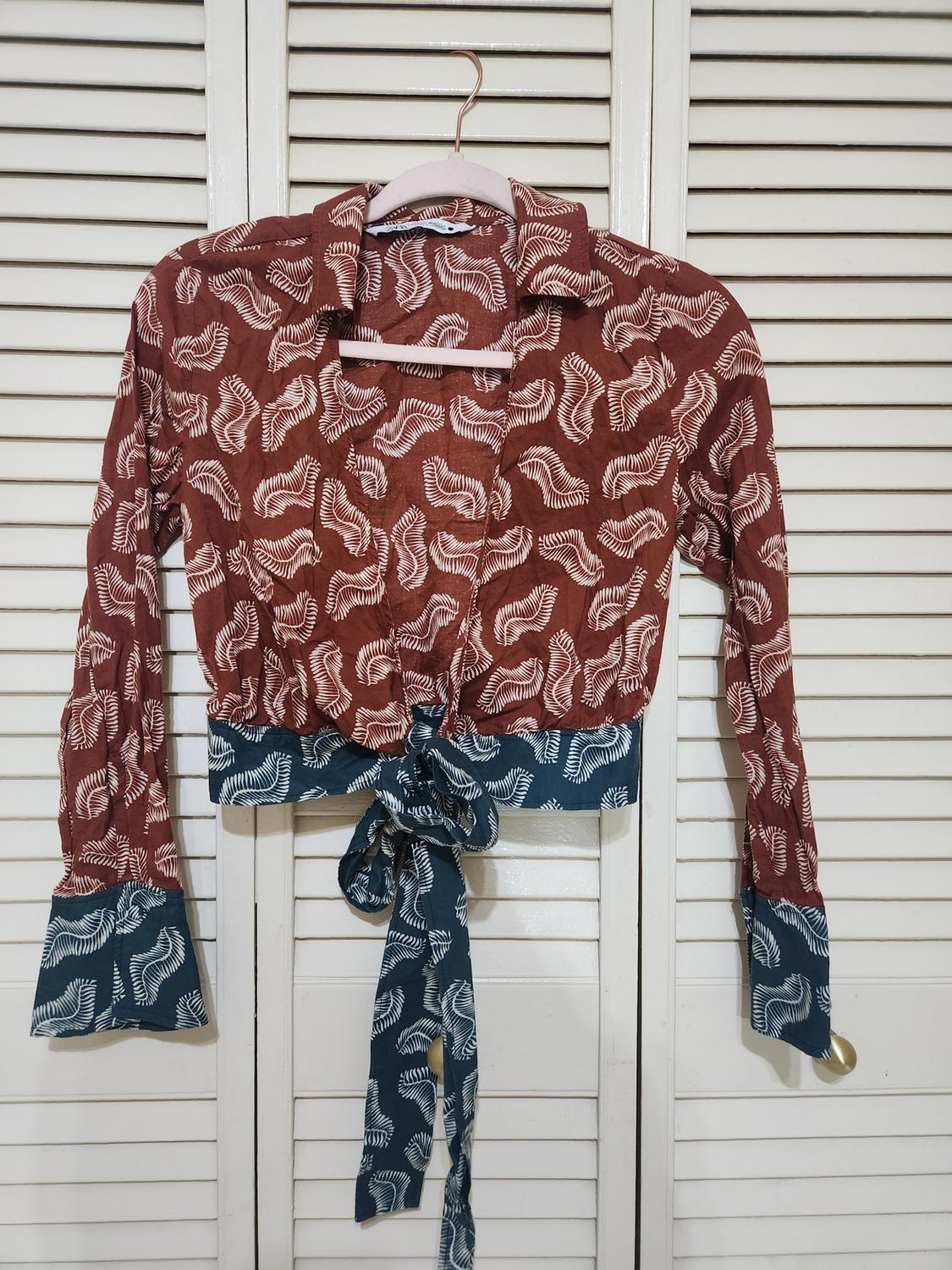 PRINTED WRAP BLOUSE