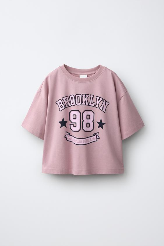 CAMISETA VARSITY ESTAMPADO CIUDAD - Rosa medio de Zara - Imagen 0