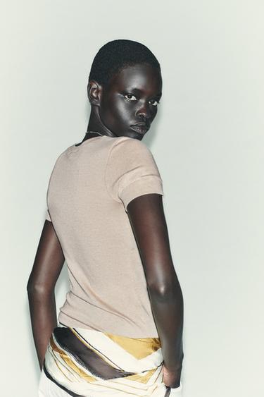 تيشرت مينيمال بأكمام قصيرة - بيج فيجوريه الخاص بـ Zara