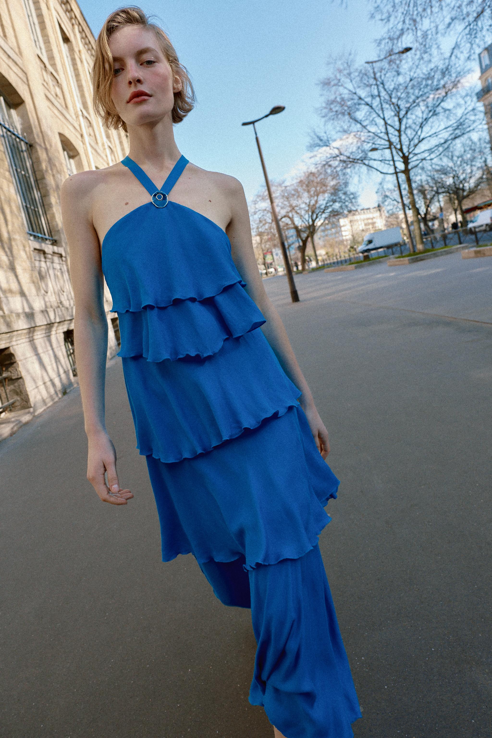 ROBE LONGUE À VOLANTS