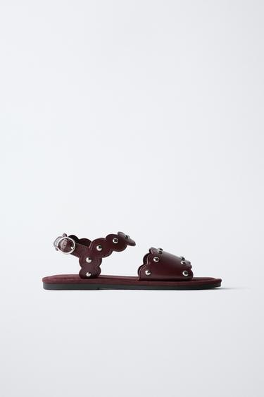SANDÁLIA COM TACHAS - Grená da Zara - Imagem 0
