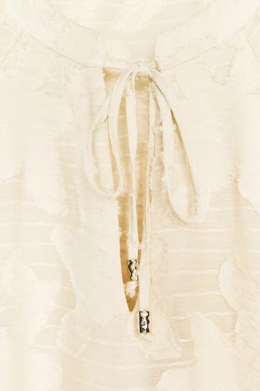 BLOUSE TEXTURÉE - Écru de Zara - Image 6