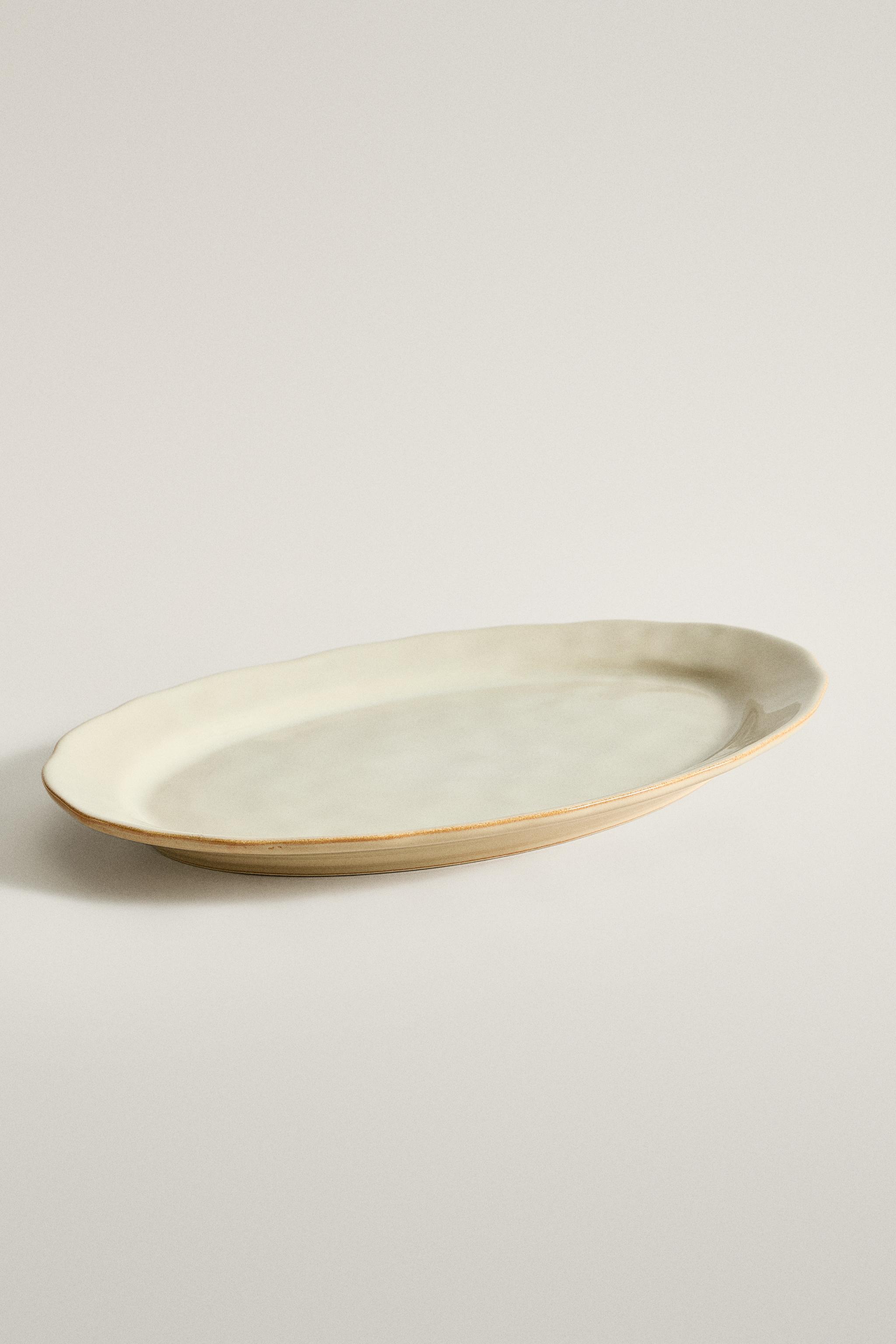 STONEWARE SERVING DISH WITH IRREGULAR EDGE