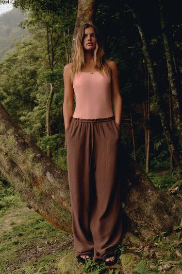 מכנסיים עם מרקם - חום שוקולד של Zara