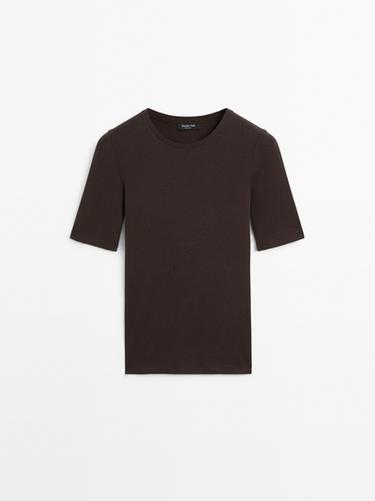 Camiseta manga corta mezcla algodón - Marrón oscuro de Zara