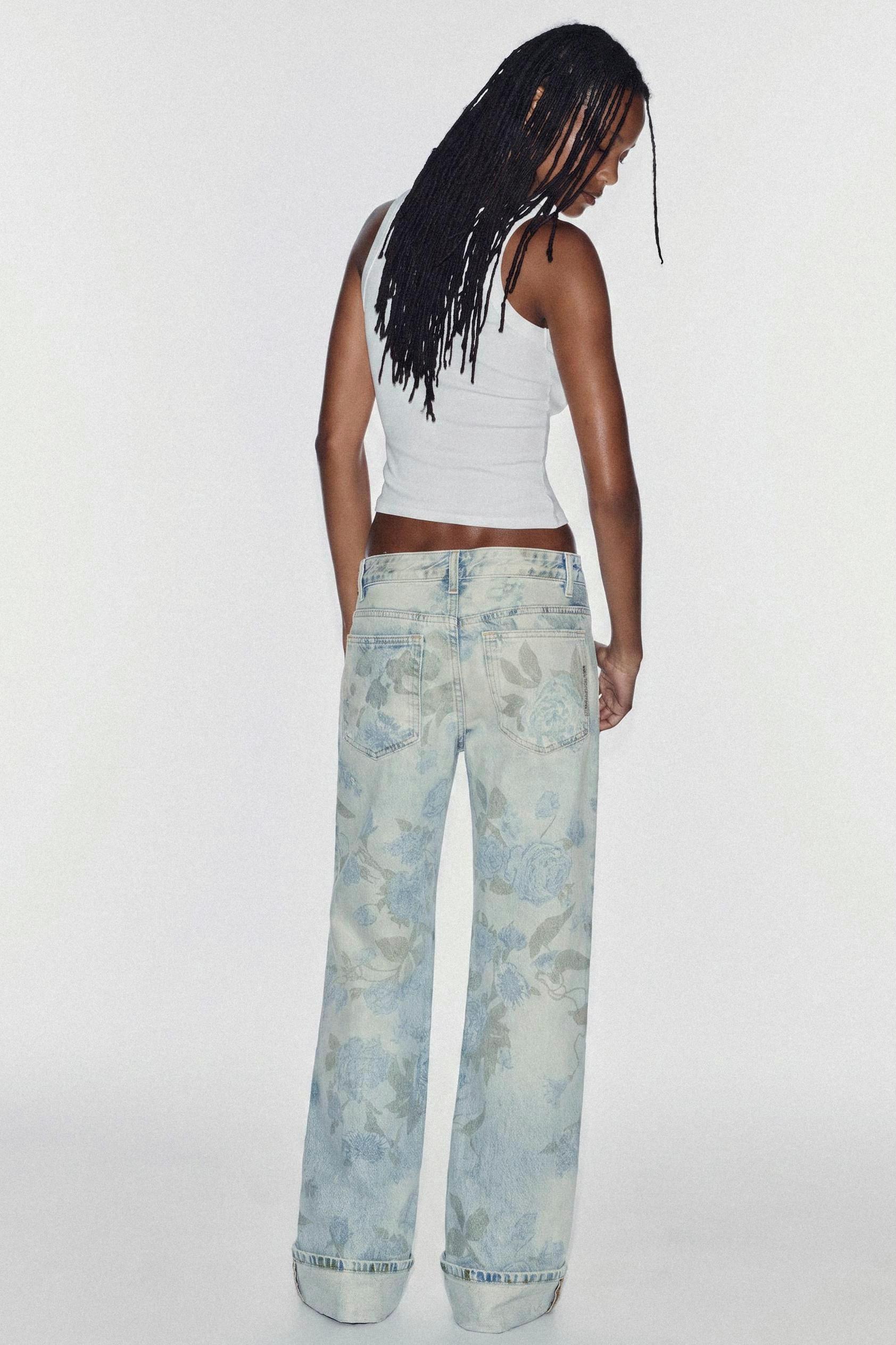 JEAN TRF LOOSE À REVERS TAILLE BASSE MOTIFS FLEURS