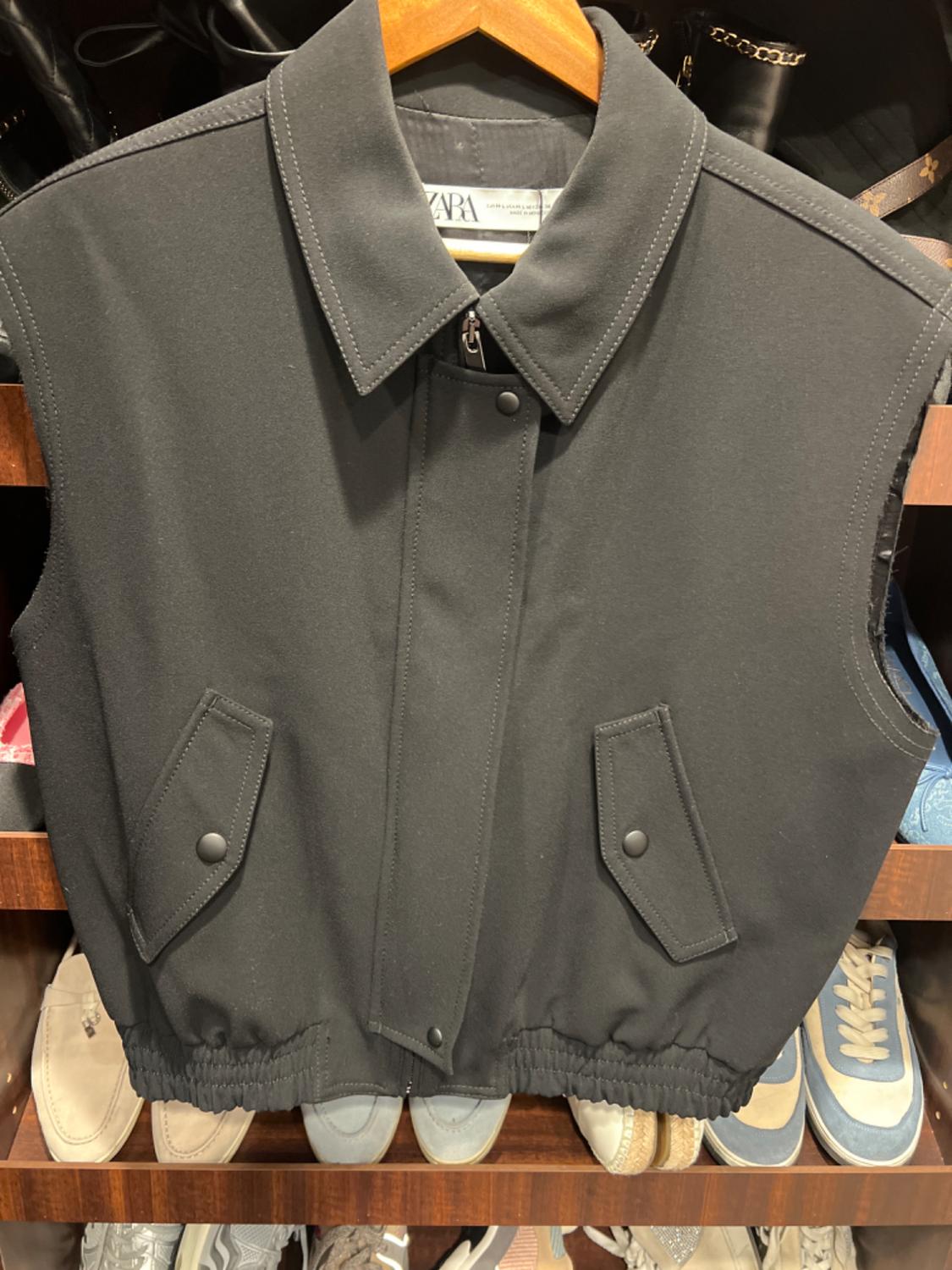 CHALECO CUELLO CAMISERO BOLSILLOS