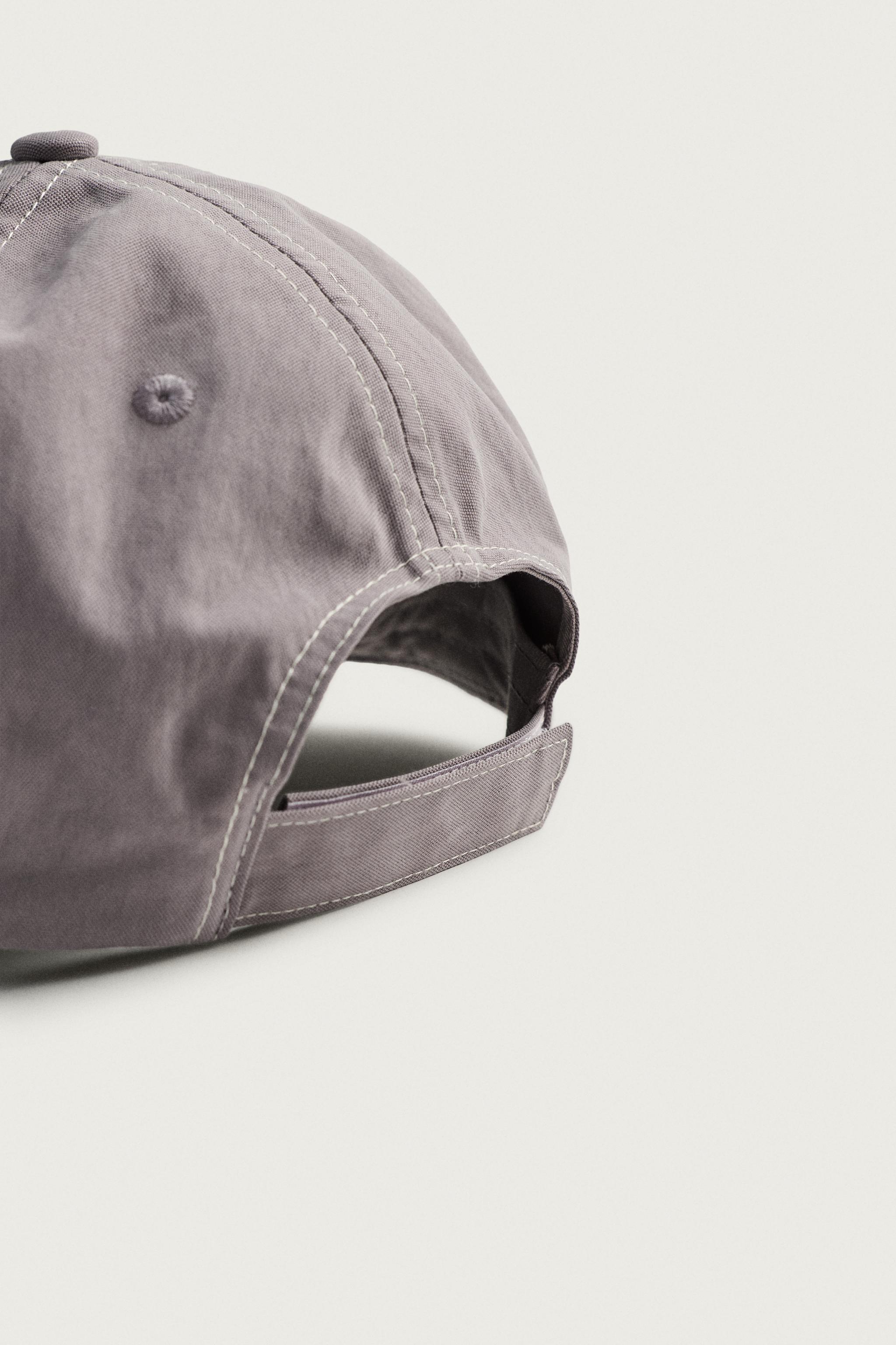 CASQUETTE AVEC INSCRIPTION BRODÉE ET CONTRASTE