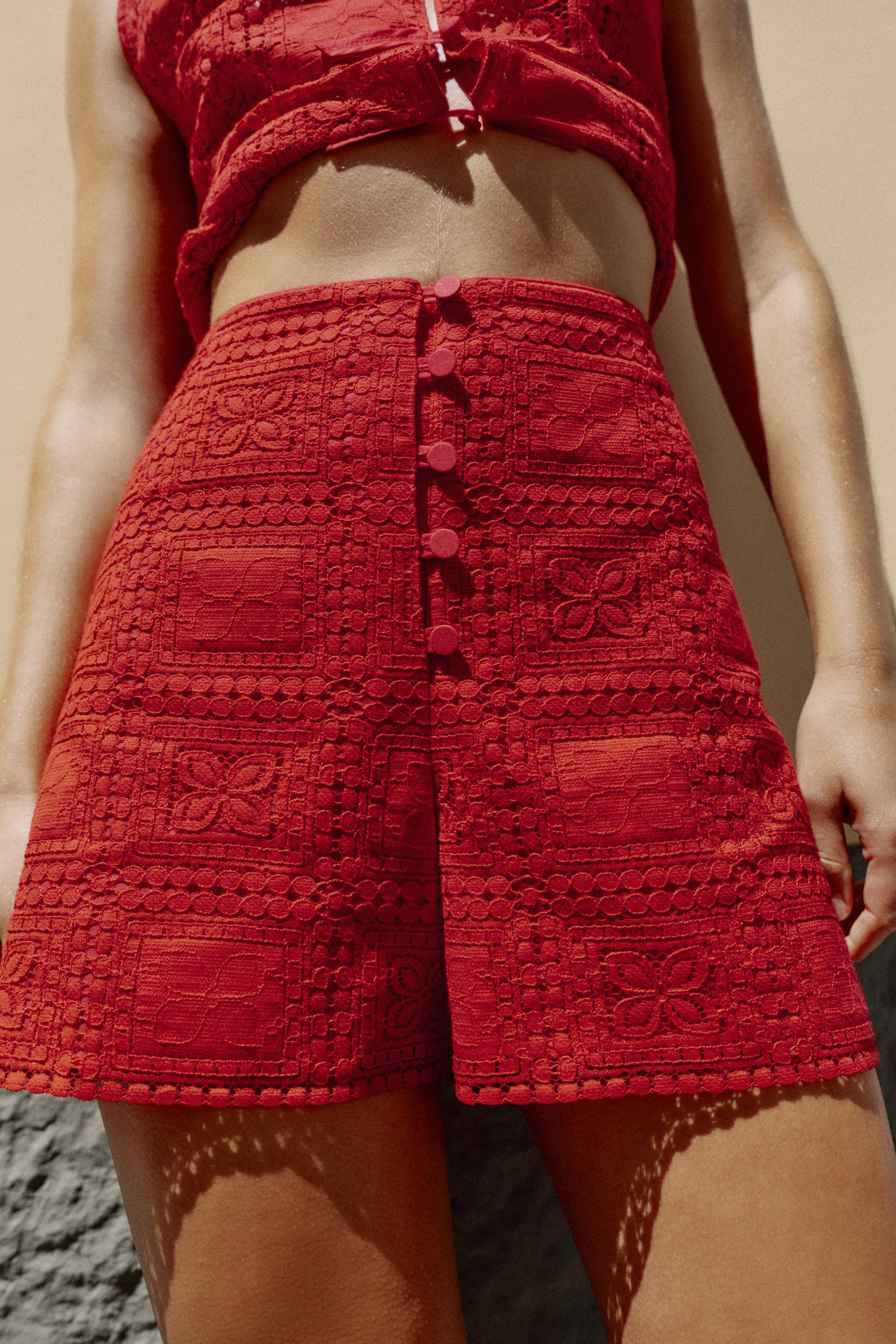 GUIPURE BERMUDA SHORTS — Red (alternate view)