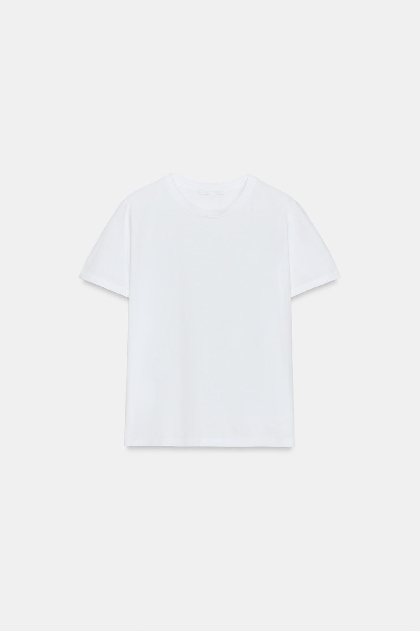 Μπροστινή όψη λευκού T-shirt, κανονική εφαρμογή, στρογγυλή λαιμόκοψη, κοντό μανίκι και ίσιο στρίφωμα.