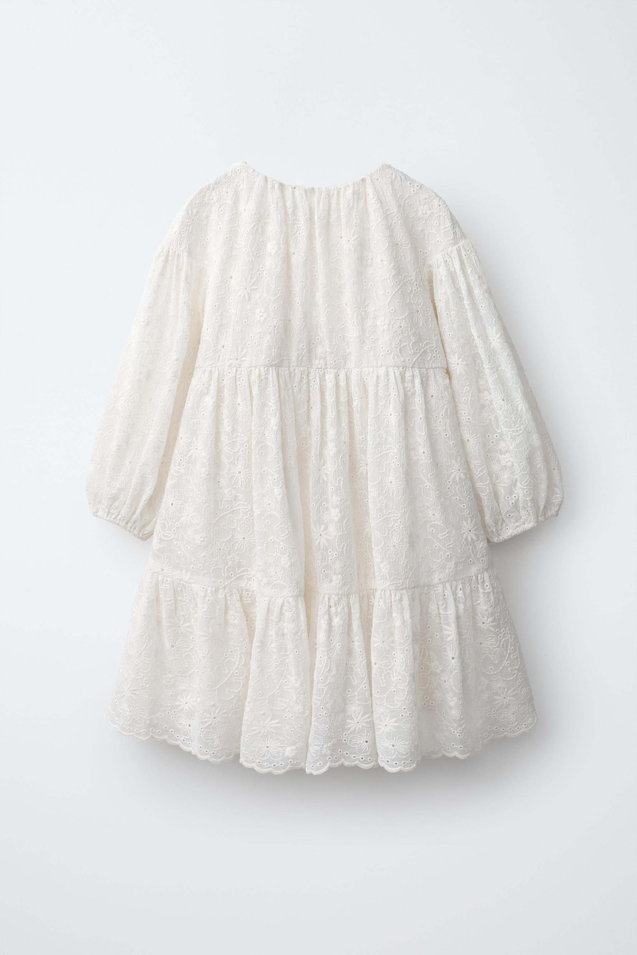 ROBE EN DENTELLE À BOUTONS BIJOUX