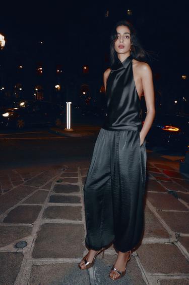 TOP HALTER SATINADO - Negro de Zara