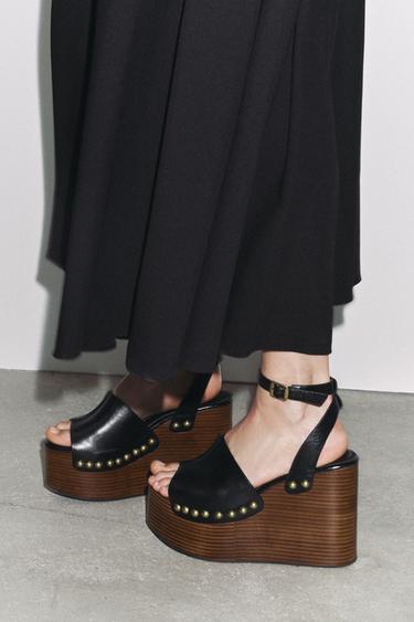 KEILSANDALETTE AUS LEDER MIT NIETEN - Schwarz von Zara - Bild 0