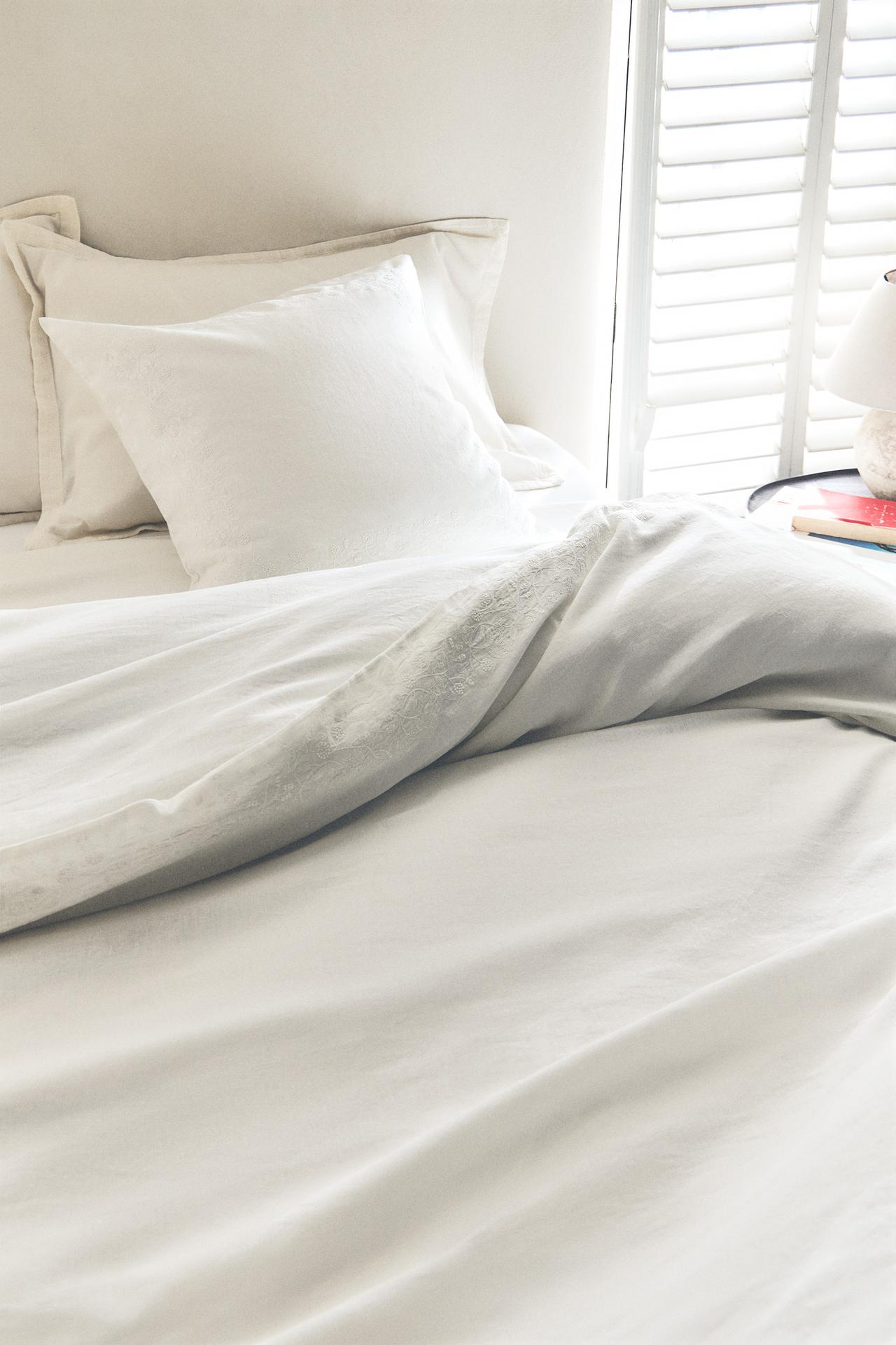EMBOSSED COTTON AND LINEN DUVET COVER — White
