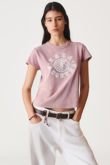 تيشرت VARSITY 50TH ANNIVERSARY - وردي الخاص بـ Zara
